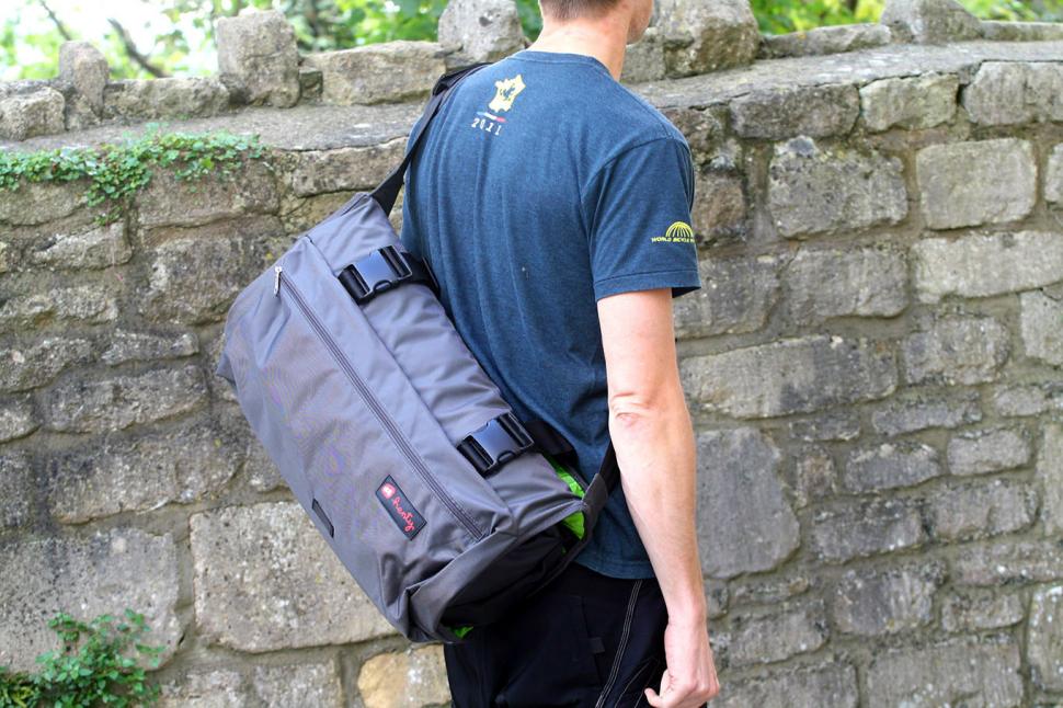 Review: Henty Wingman suit bag | road.cc